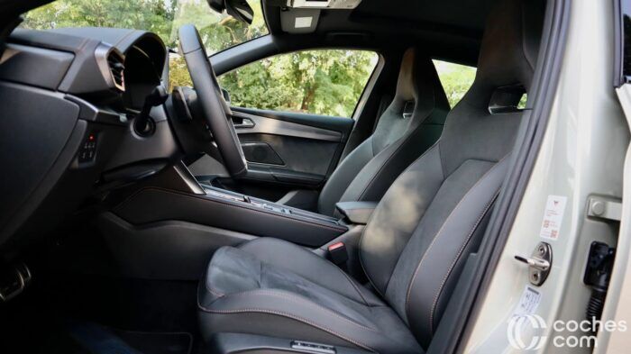 Cupra Leon Sportstourer EHybrid Prueba Interior 15 700x393