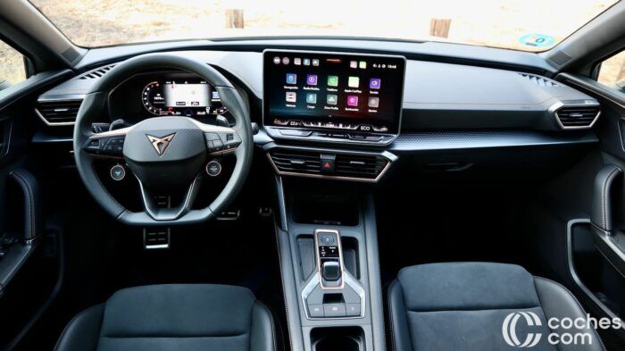 Cupra Leon Sportstourer EHybrid Prueba Interior 25 700x393