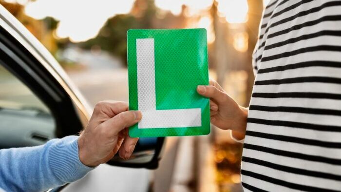 L Conductor Novel Joven 1 700x394