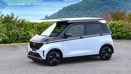 Nissan se apunta a lo de aumentar la autonomía con este toldo solar