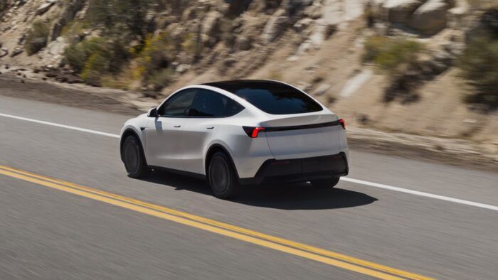 Tesla Model Y Standard 16 700x394