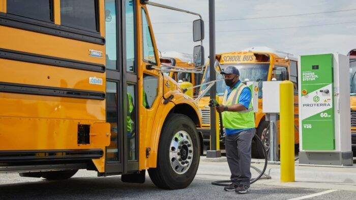 Bus Escolar Electrico 3 700x394