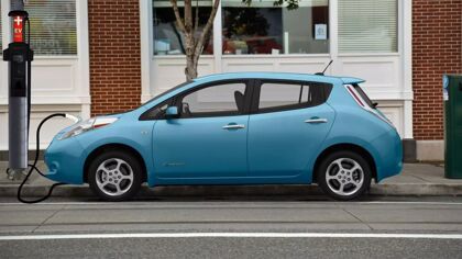 Hasta los científicos lo dicen: hay que convertir las farolas en puntos de carga