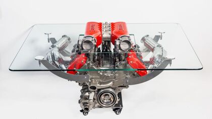 Nunca podré comprar un Ferrari, pero quizá sí esta mesa con el V8 de un Ferrari 458 Italia