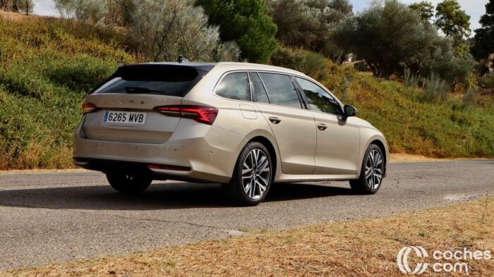 Skoda Octavia Combi MHEV Design Prueba 11 700x393