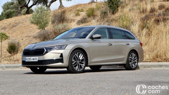 Skoda Octavia Combi MHEV Design Prueba 2 700x393