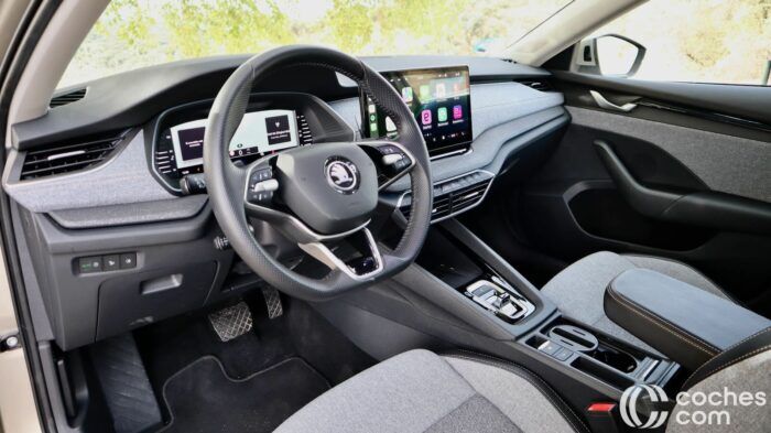 Skoda Octavia Combi MHEV Design Prueba Interior 15 700x393