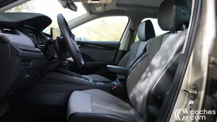 Skoda Octavia Combi MHEV Design Prueba Interior 16 700x393