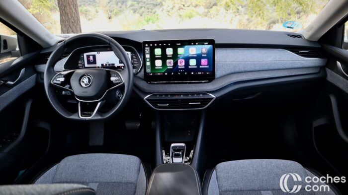 Skoda Octavia Combi MHEV Design Prueba Interior 23 700x393