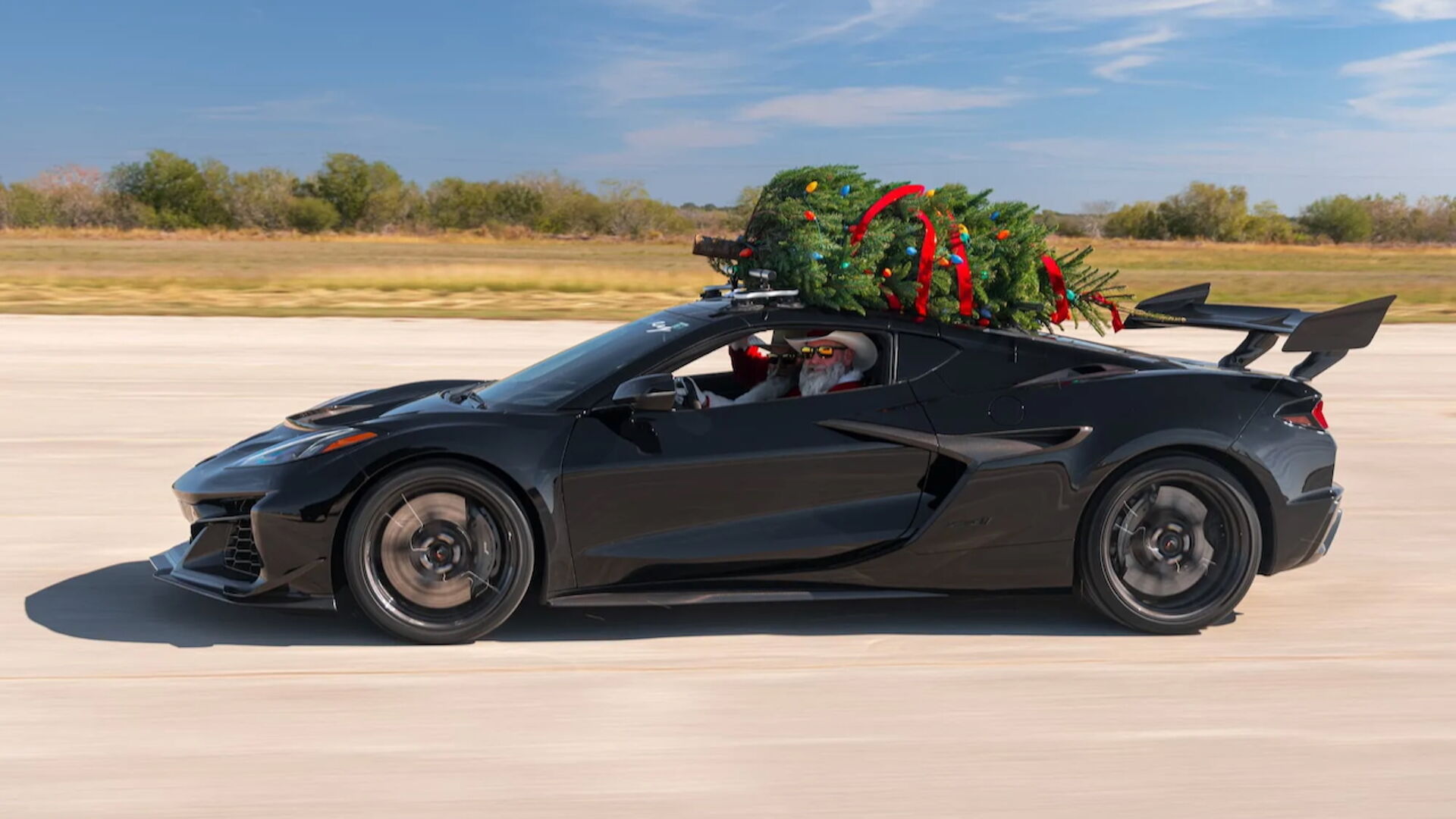 ¿El récord más absurdo? Con un árbol de Navidad en el techo a más de 300 km/h