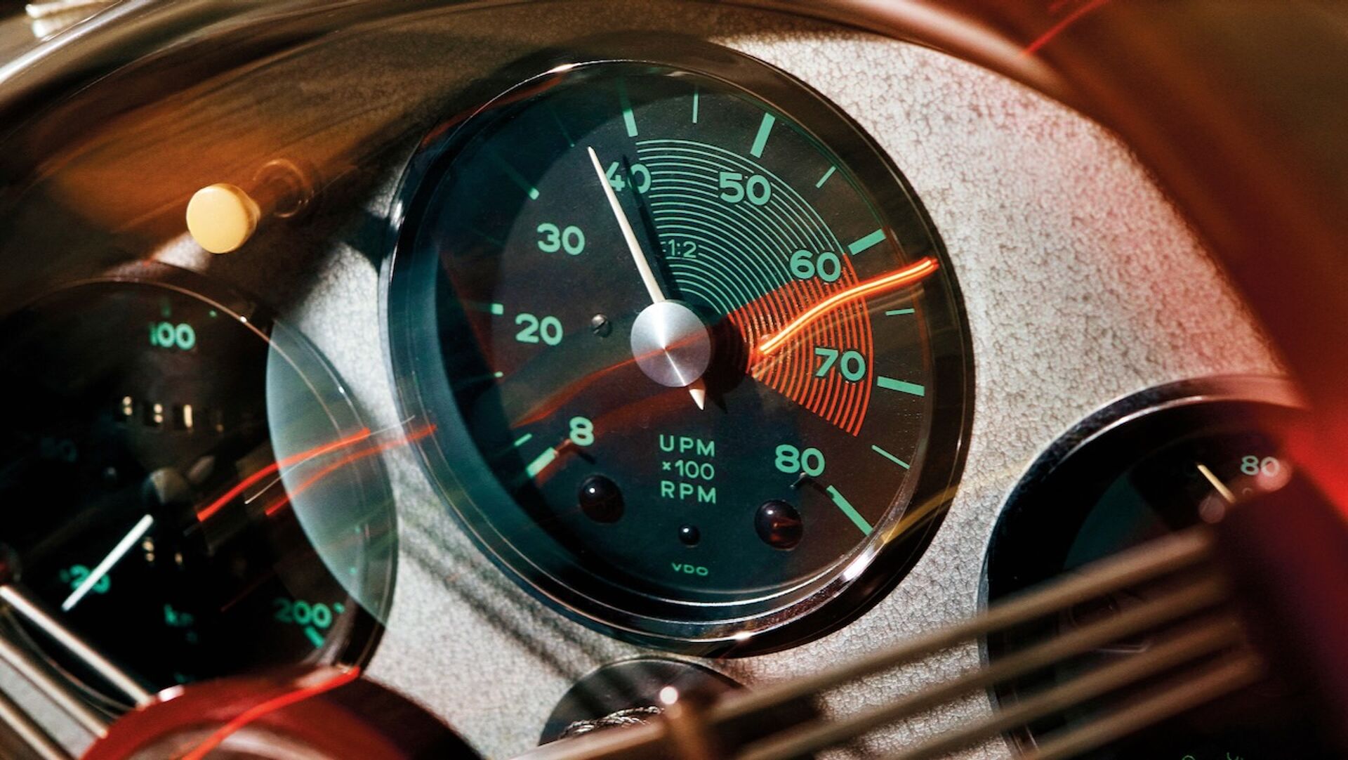 La historia del tacómetro central de Porsche y por qué se mantiene incluso en digital