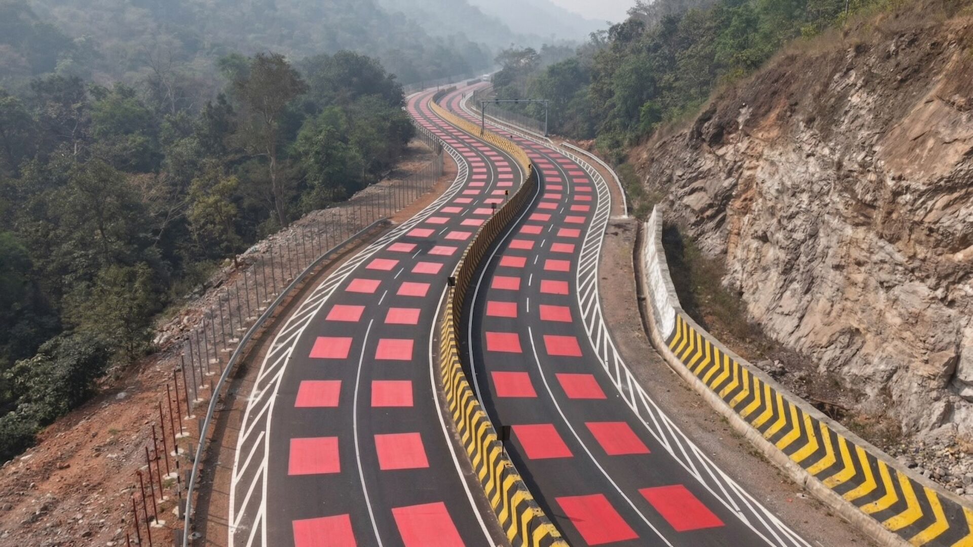 En esta región de la India la carretera se tiñe de rojo para proteger a la fauna local