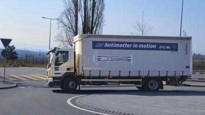 Aunque suene a ciencia ficción, ya se está transportando antimateria por carretera (y es más seguro de lo que parece)