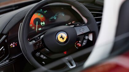 Los clientes de Ferrari también podrán volver al volante con controles físicos