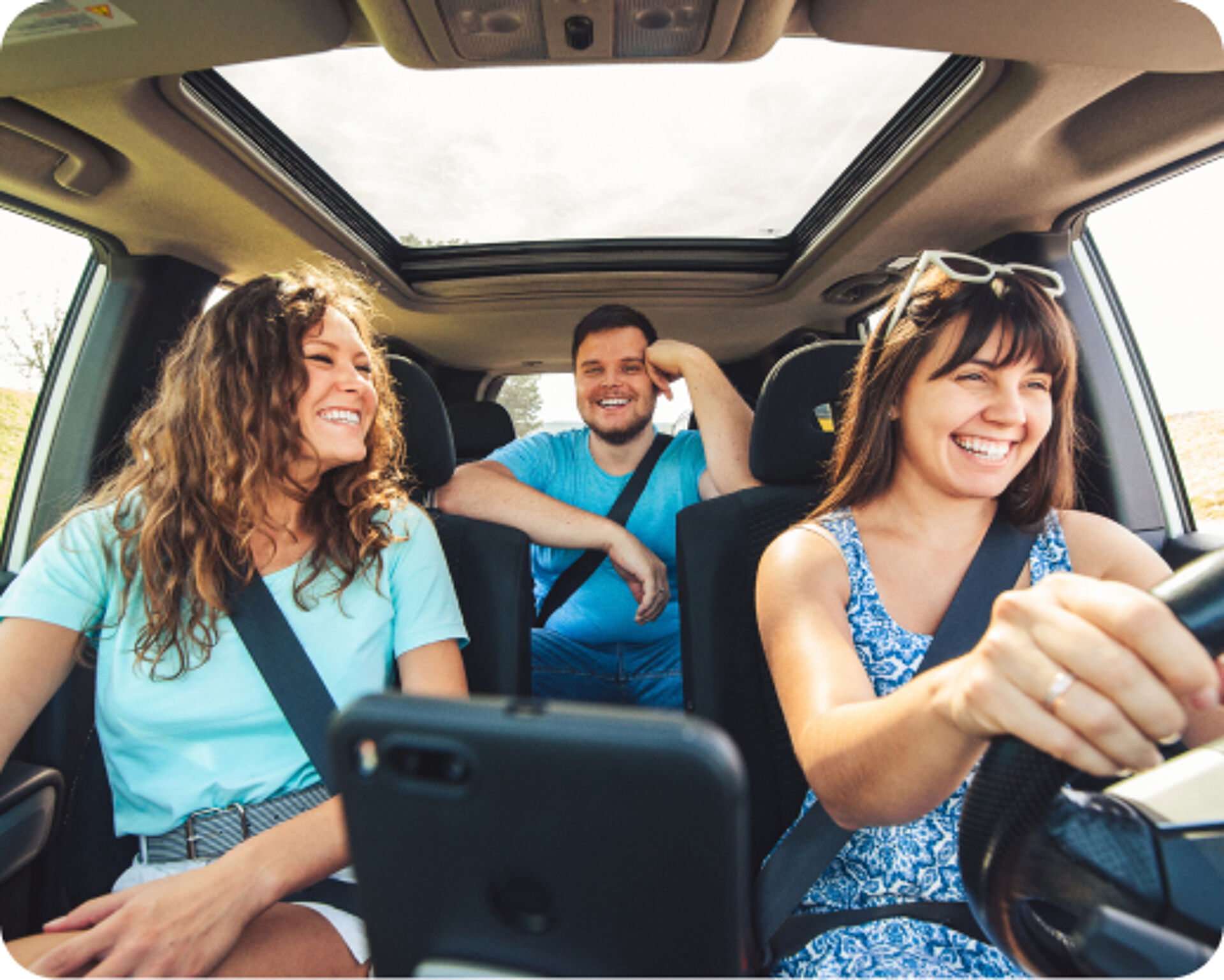 Un grupo de tres amigos inicia su viaje con un coche de renting
