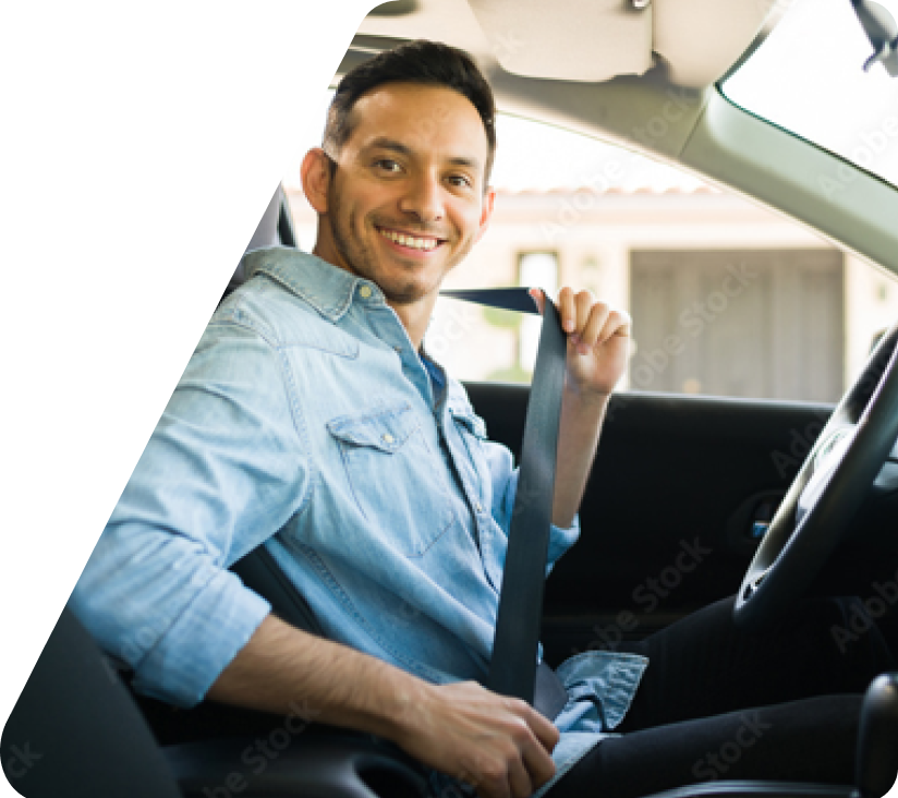 Hombre muy contento ajustando su cinturón de seguridad en su nuevo coche de KM0