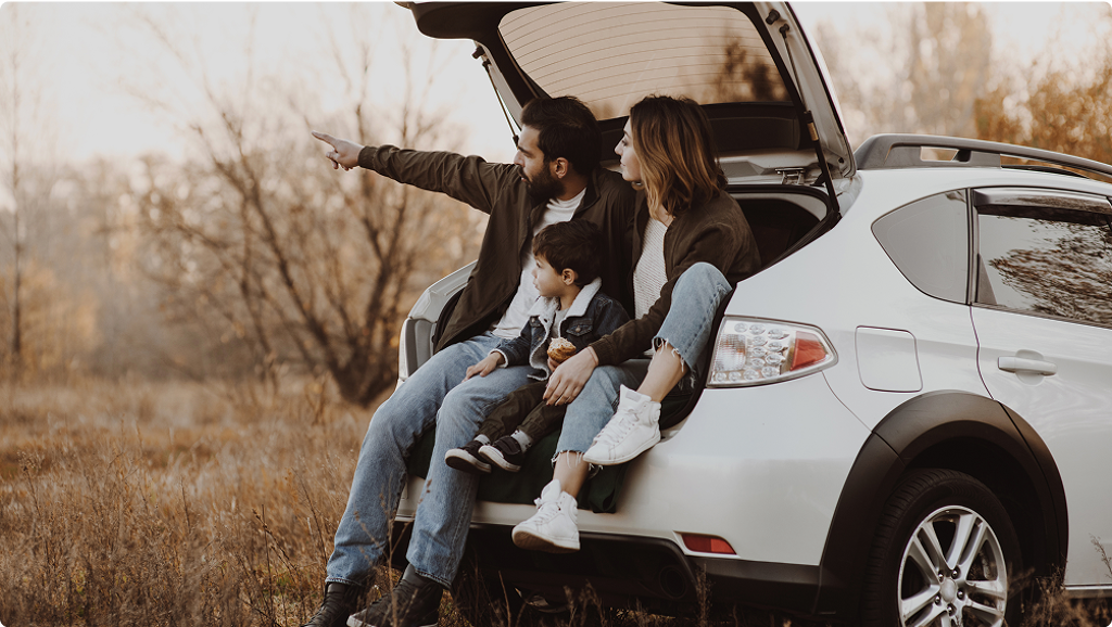 Una familia disfrutando de su nuevo coche