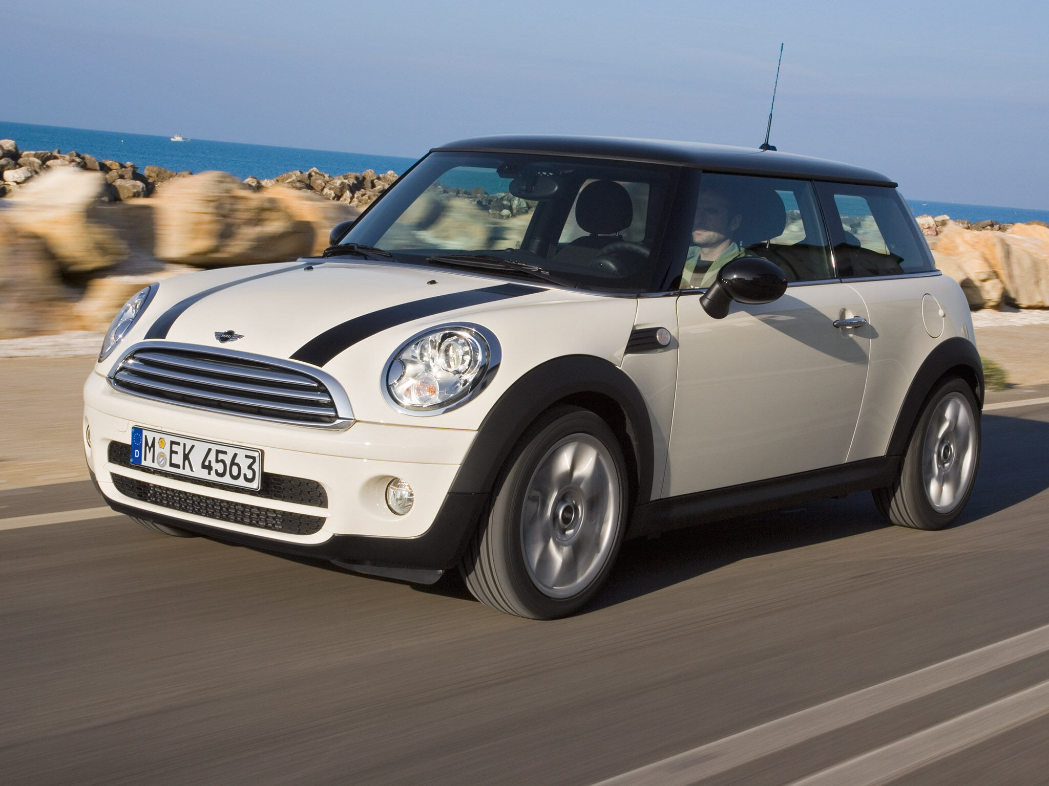 Что такое мини купер. Мини Купер. Машина мини Купер. BMW Mini Cooper. Машина мини Купер BMW.