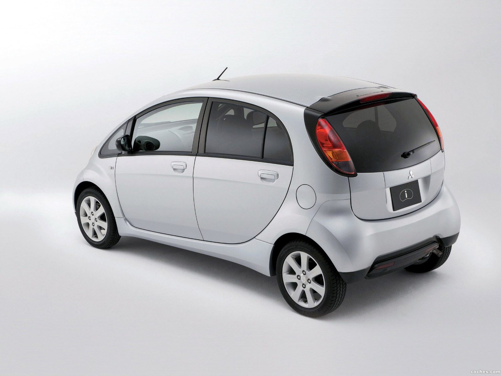 Модели с маленькими и большими. Ниссан малолитражки модельный ряд. Модели с маленькими и большими. Малолитражка ниссан пиксо. Пежо 107 4 двери.