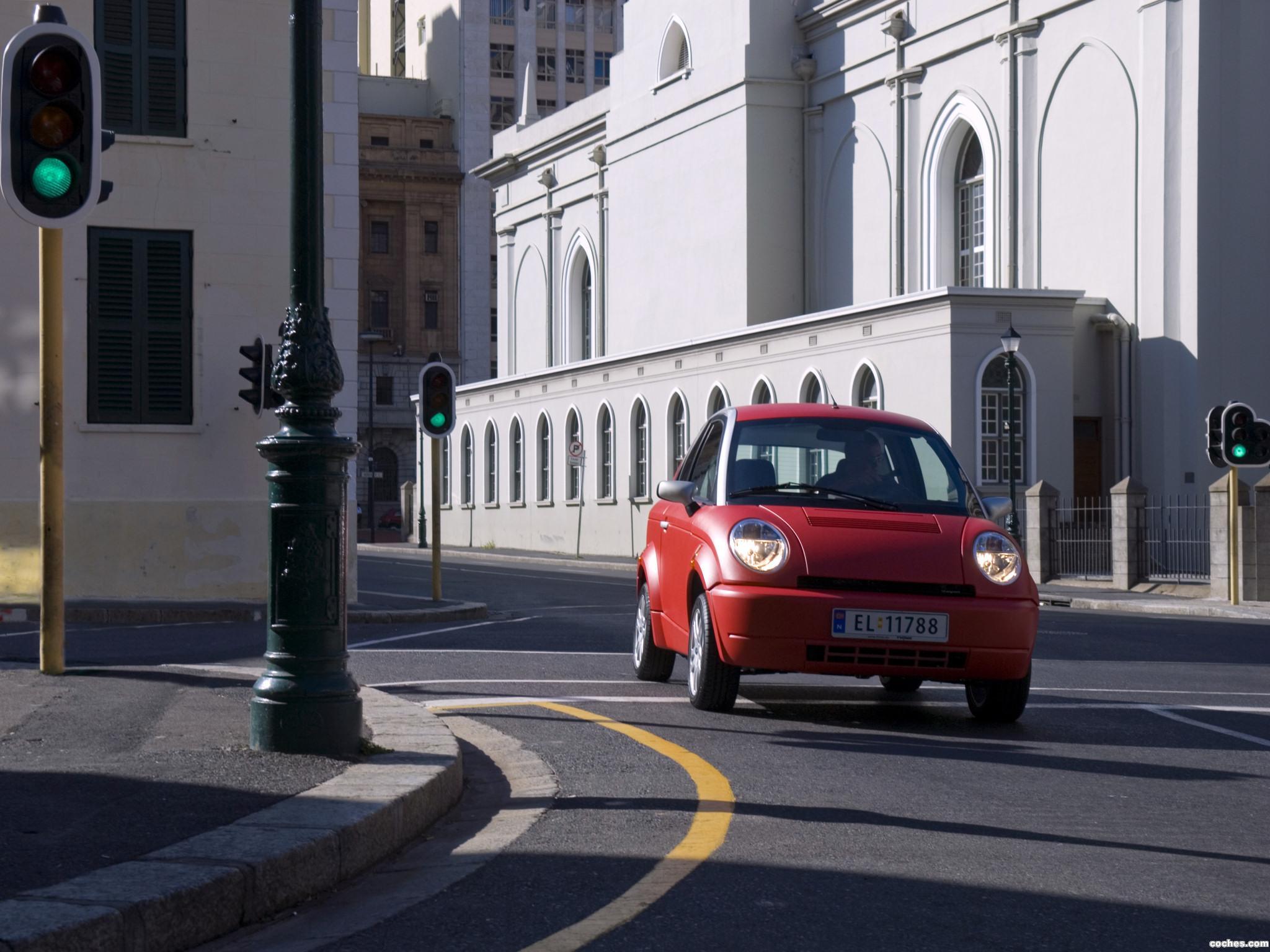 Машины которые ездят в городе. Автомобильный транспорт. Машины на улицах лондона. Машины обычные российские. Машина едет по дороге в городе.